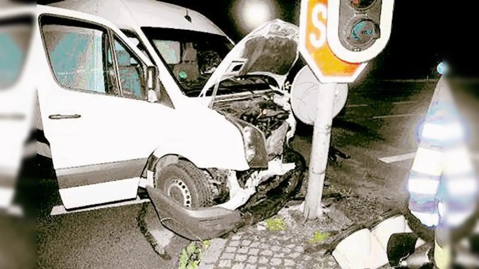 Durch den Zusammenstoß wurde der Lkw gegen einen Lichtmast geschleudert.	 (Foto: VA)