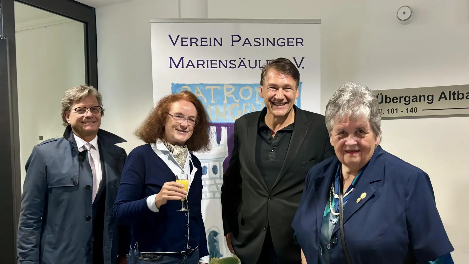 Vernissage mit Carsten Schmidt-Osterkamp, Maria Osterhuber-Völkl vom Verein Pasinger Mariensäule, Michael Körner und Ingrid Walter-Ammon (v.l.). (Foto: Ulrike Seiffert)