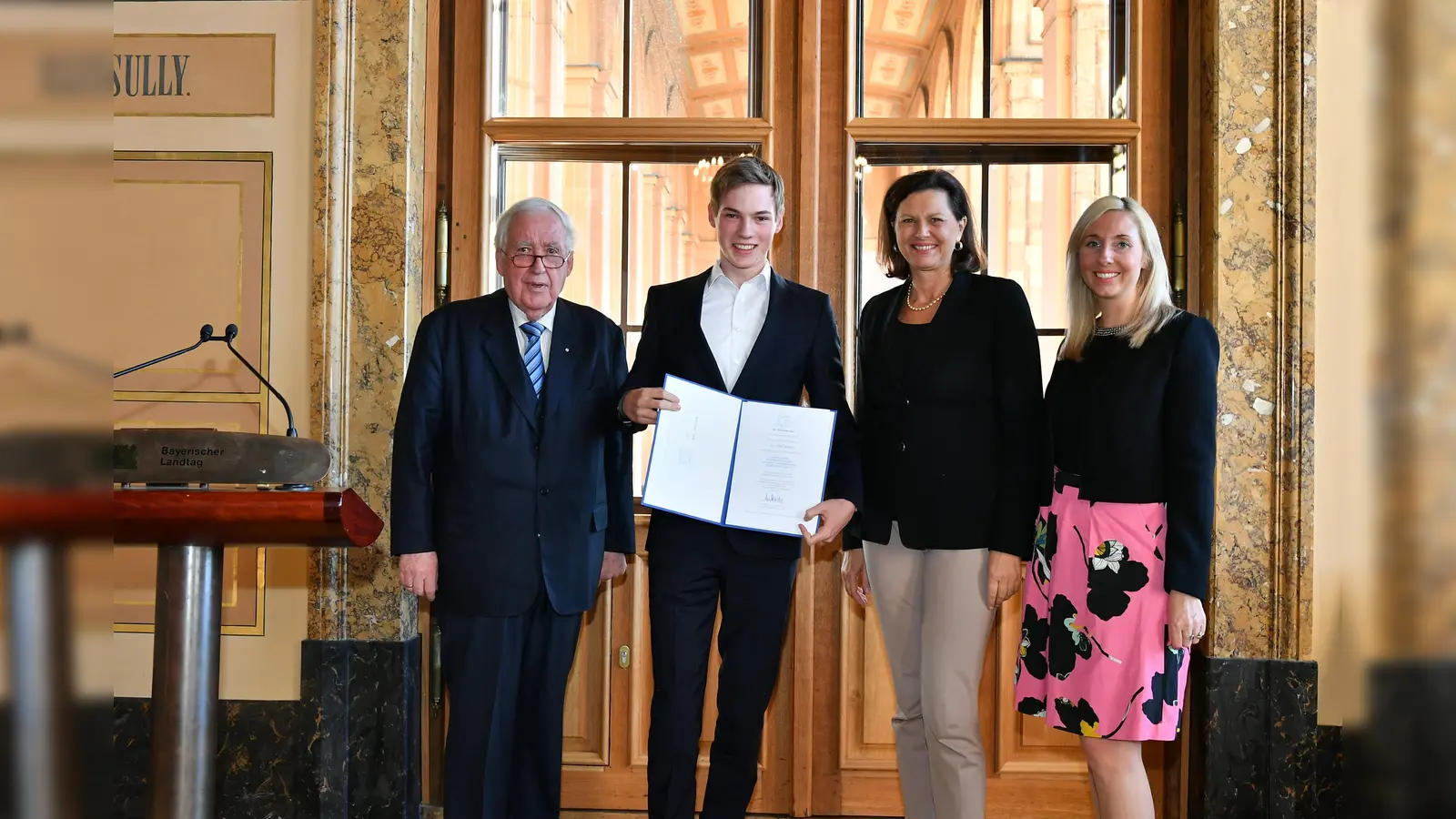 Leon Hesse aus Kirchseeon erhielt aus den Händen Prof. Albert Scharf (links) die hohe Auszeichnung. Weiter im Bild Ilse Aigner und Anna Stolz.  (Foto: Rolf Poss/Landtag)