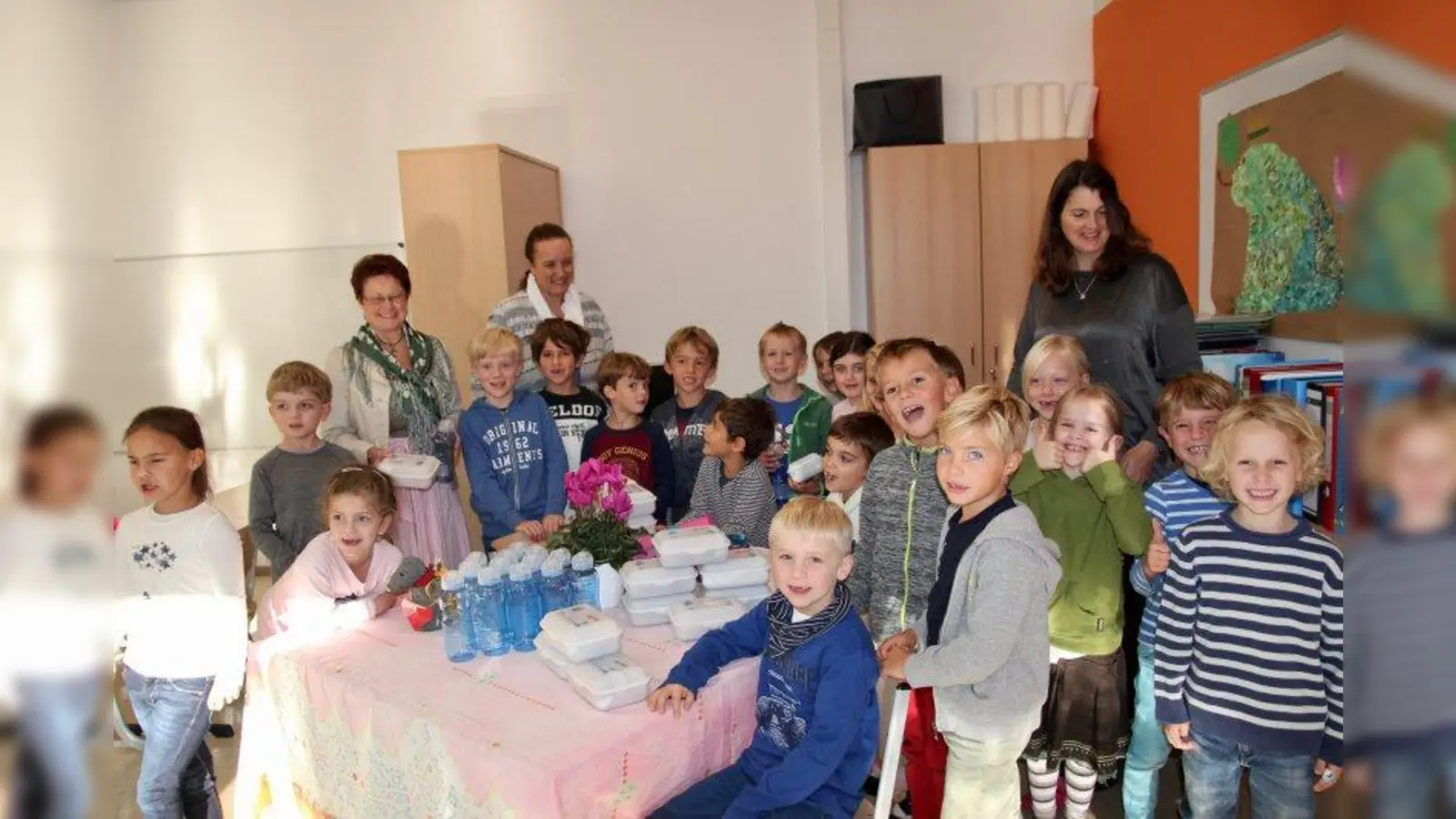 Hmm, lecker! Die insgesamt 75 Erstklässler in Krailling bekamen gesund gefüllte Brotzeitboxen und Trinkflaschen geschenkt. Zweite Bürgermeisterin Karin Wolf, Schulleiterin Alexandra Helfrich und Klasslehrerin Britta Bendfeld (hinten v.l.) freuten sich mit den Kindern. (Foto: us)