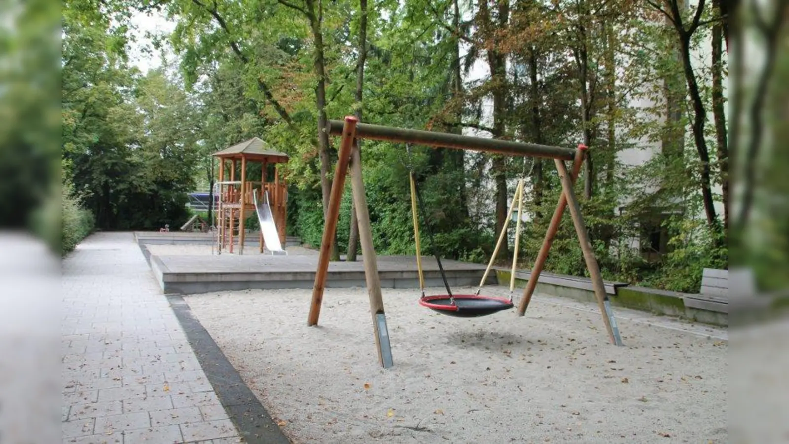 Eine Vogelnestschaukel so wie auf unserem Foto wünscht sich der BA 22 für den Spielplatz an der Hohenesterstraße. (Foto: bb)