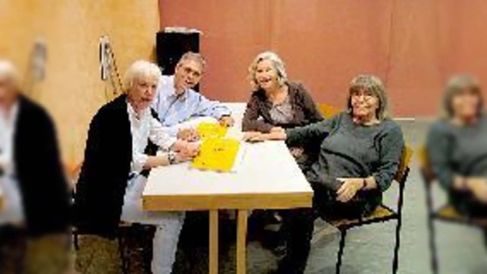 Das ehrenamtliche Lehrer-Team bei der Unterrichtsvorbereitung (v.l.):  Ulla Wolf, Andreas Biehler, Linda Stiller und Astrid Johannsen.	 (Foto: privat)