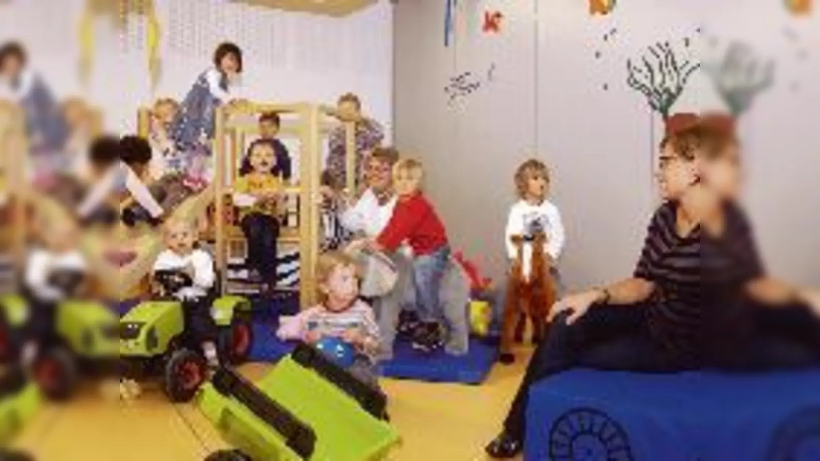 Kindergarten und Krippe in einem: Die Gruppen spielen miteinander und vor allem genießen manche Kindergartenkinder, dass sie nun ausnahmsweise die schöne Rutsche der Krippe mitbenutzen dürfen.  (Foto: ba)