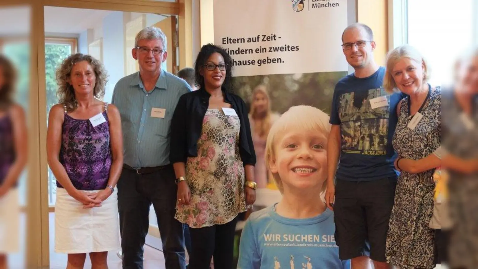 Von links: Karin Lechner vom Pflegekinder-Team, „Vater auf Zeit” Hans Dekker, dessen ehemaliges „Pflegekind” Nadja, sein leiblicher Sohn Peter-Jan Dekker und seine Frau, „Mutter auf Zeit”, Tineke Dekker. (Foto: intervox/Nicki Weber)