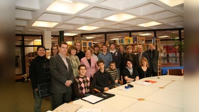 Mit dem Titel „Planegg unterm Hakenkreuz“ startete ein Geschichtsprojekt am Feodor-Lynen-Gymnasium, das nicht nur von der Schule, sondern auch von der Gemeinde und dem Verein gegen Vergessen getragen wird.<br>Von links Erika Klemt, Christina Maier, Christian Schulz, Brigitte Schmid-Breining, Annemarie Detsch, rechts außen Werner Faßrainer und daneben Friedrich Schreiber mit einem der zwei Leistungskurse in Geschichte am Feodor-Lynen-Gymnasium. (Foto: US)