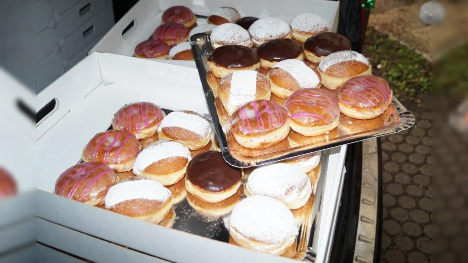 Kistenweise warteten frische Krapfen darauf verteilt zu werden. (Foto: pst)