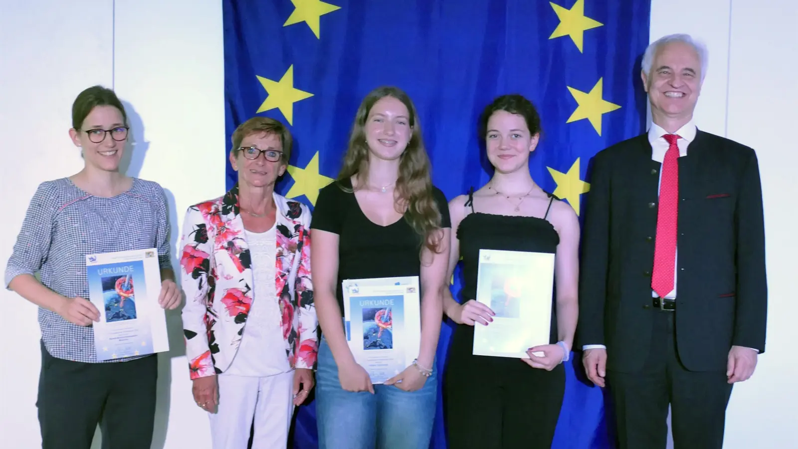Friederike Steinberger (zweite von links) und Dr. Konrad Schober mit den Gewinnerinnen des Berthold-Brecht-Gymnasiums und ihrer Lehrerin. (Foto: Elke Peiker)