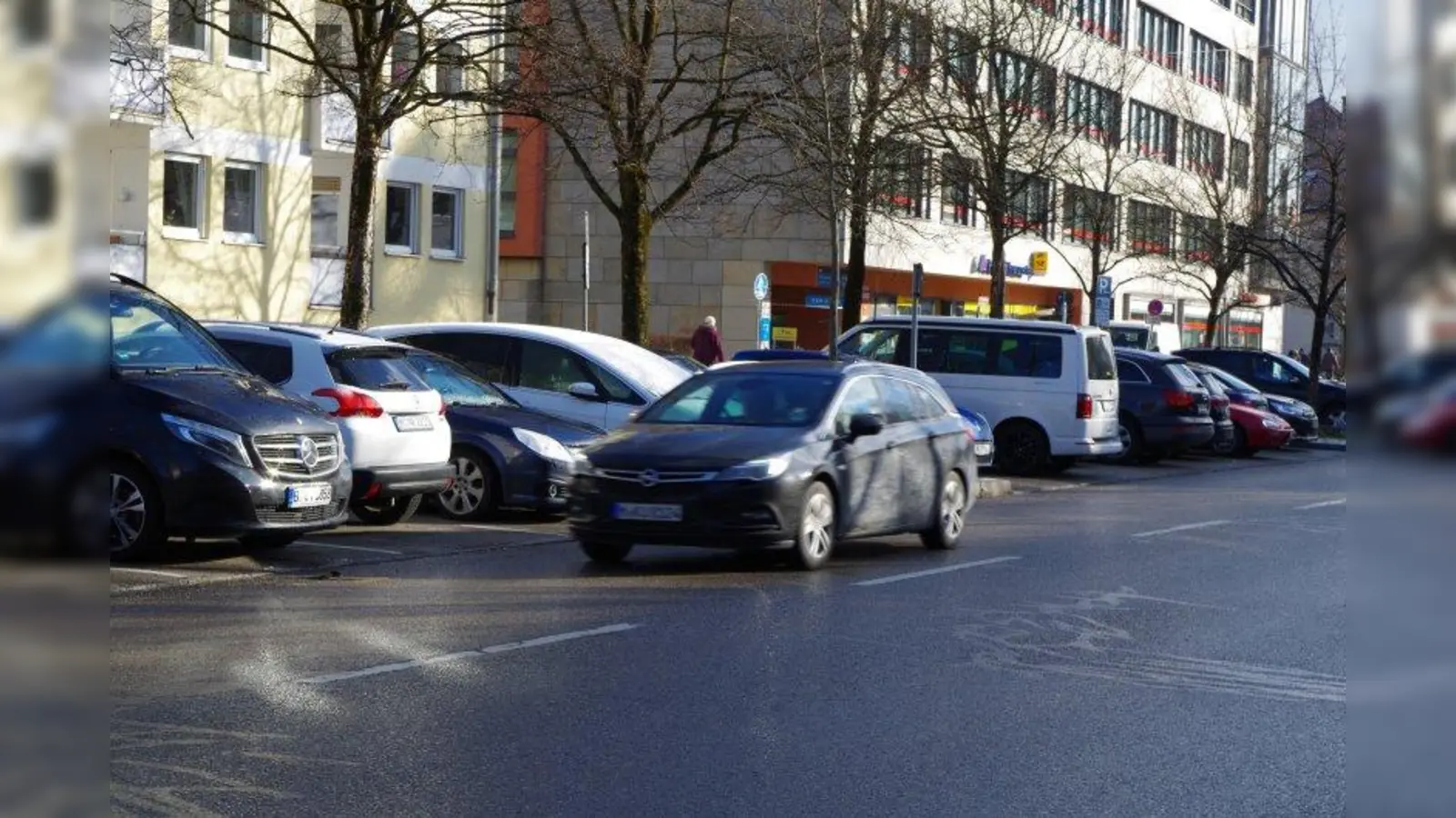 Das Ein- und Ausfahren aus den „Geradeausparkplätzen“ blockiert den Verkehr in der Gotthardstraße. – Das bemängelt die CSU-Fraktion im Bezirksausschuss Laim. (Foto: kö)