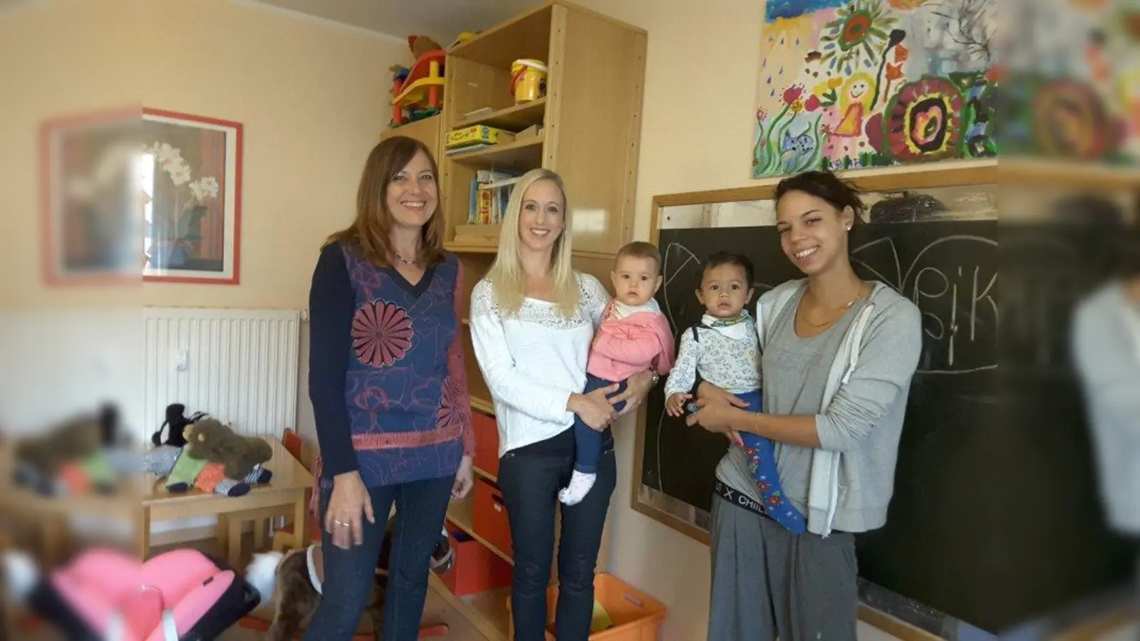 KoKi-Mitarbeiterin Susanne Schneider freut sich über die Teilnahme der jungen Mütter Linda Mair und Whitney Weber mit ihrem Nachwuchs. (Foto: LRA Starnberg)