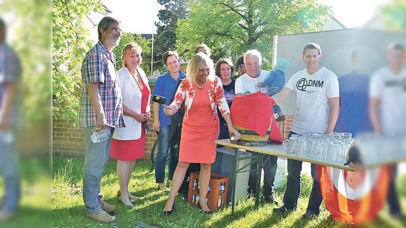 Bürgermeisterin Gabriele Müller zapfte zum Fest »25 Jahre Umzug des Flughafens« das Fass Bier an.	 (Foto: privat)