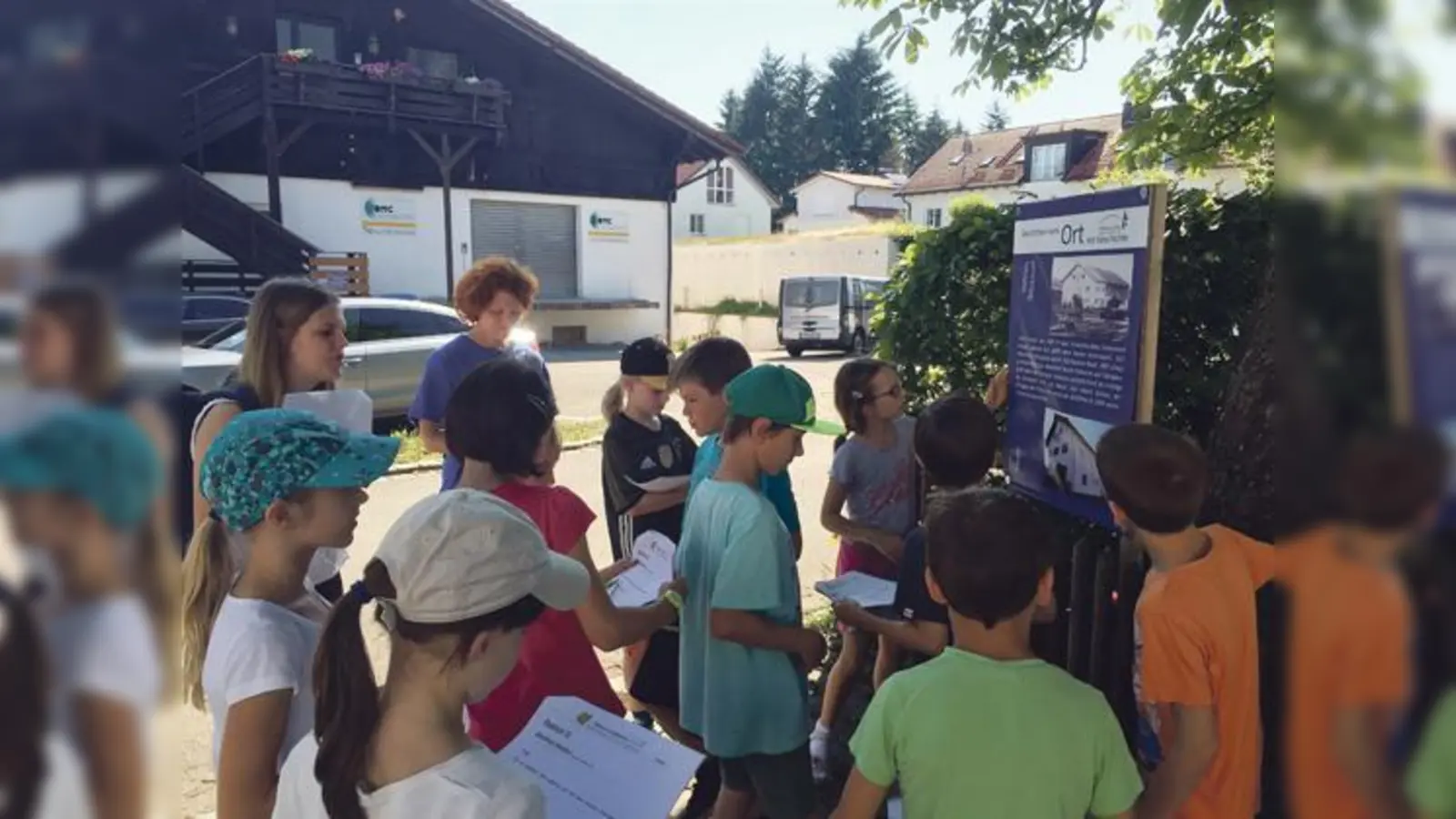 Bei der Rätselrallye erfuhren die Schüler so einiges über die Ortsgeschichte.	 (Foto: Verena Wohlrab)