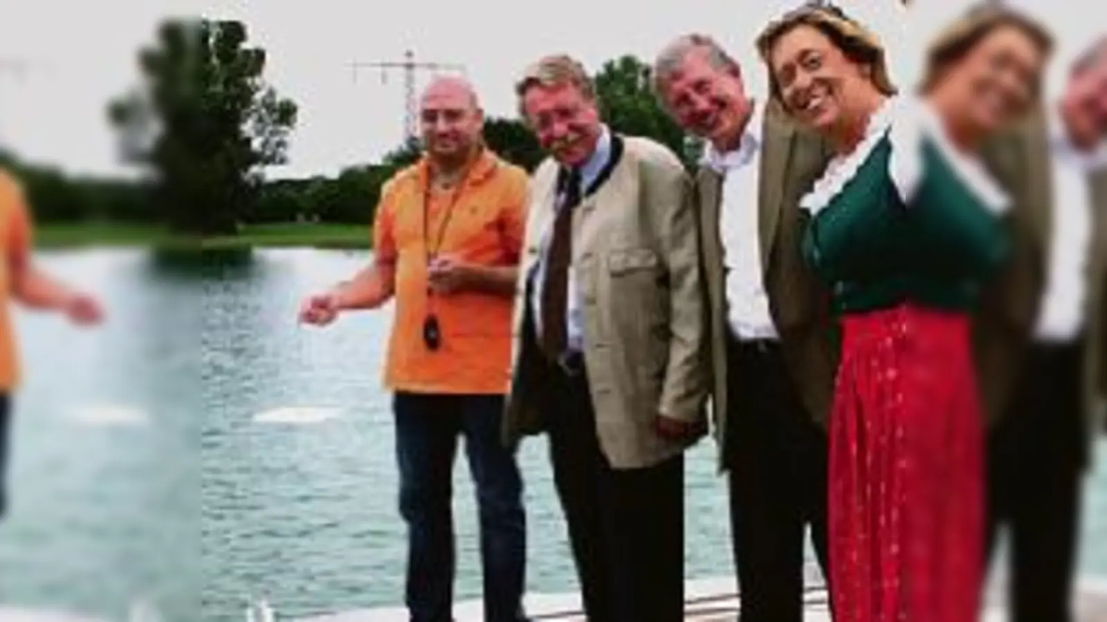 Hygienekontrolleur Oliver Kahl entnimmt im Beisein von Umweltminister Otmar Bernhard, Unterföhrings Rathauschef Franz Schwarz und Landrätin Johanna Rumschöttl (v.l.) eine Probe aus dem Feringasee.  (Foto: Kirsten Ossoinig)