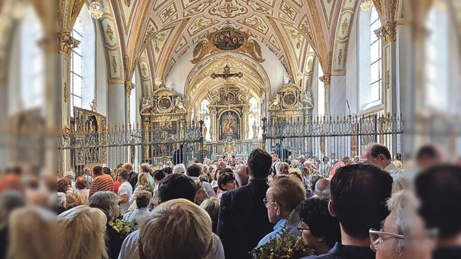 Viele Menschen waren gekommen, um der Wiedereröffnung von Maria Ramersdorf beizuwohnen.	 (Foto: Stefan Neudorfer)