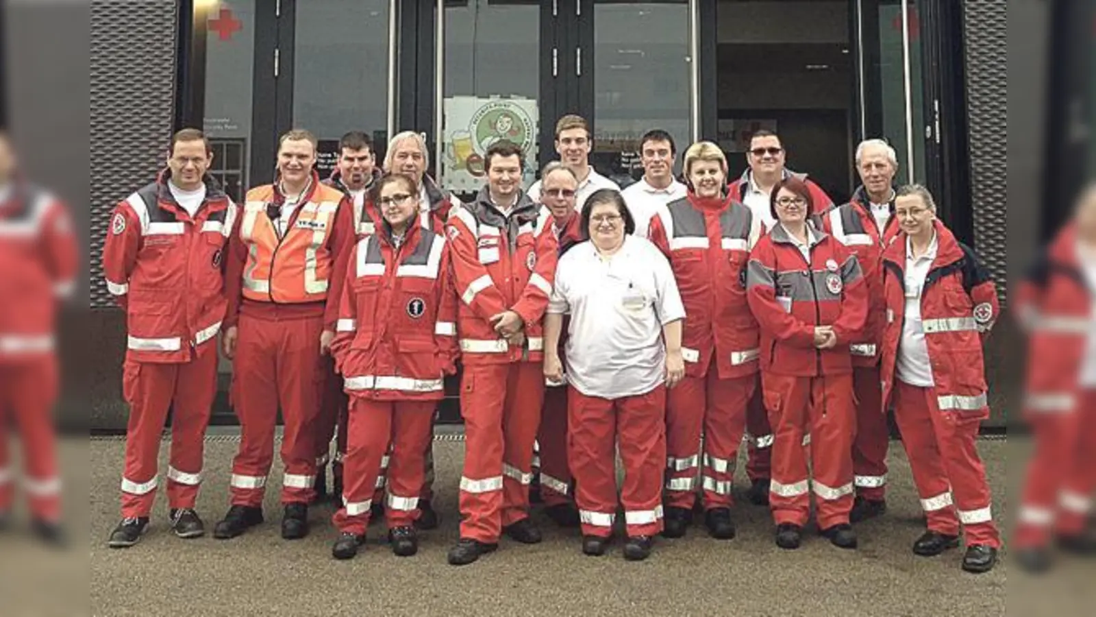 Mit dabei auf der Wiesn: Helfer vom BRK Ismaning vor dem Eingang zur Sanitätsstation auf dem Münchner Oktoberfest.	 (Foto: BRK Ismaning)