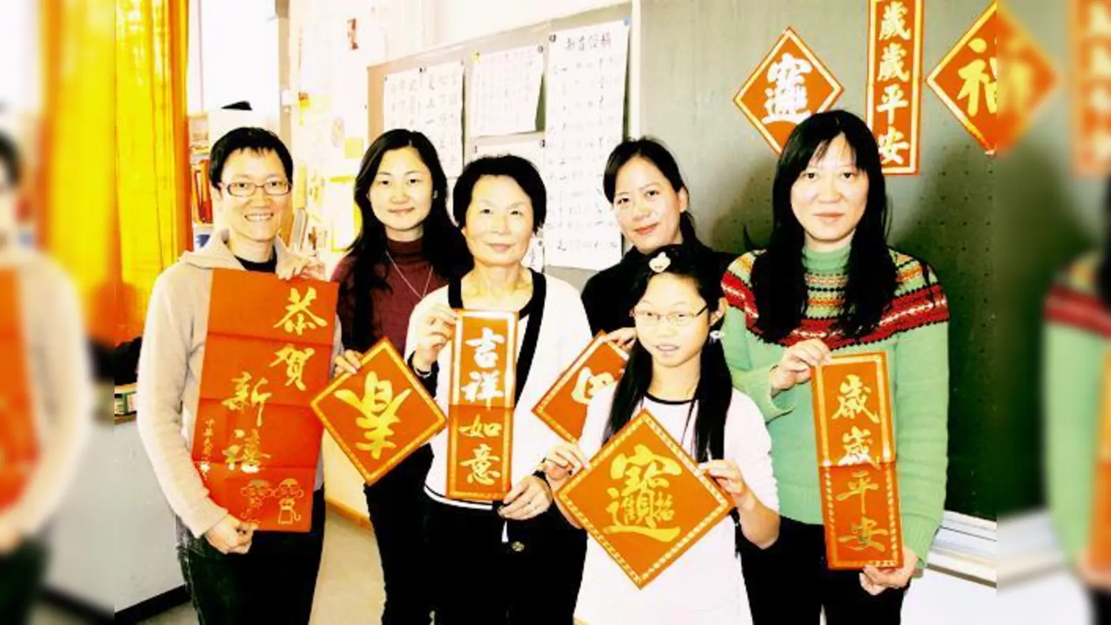 Die roten Karten aus Papier mit Schriftzeichen, hier gezeigt vom Kalligraphie-Kurs der Chinesischen Schule München, versprechen traditionell zum Jahreswechsel etwa Glück, Gesundheit oder auch Geldsegen. 	 (Foto: ko)