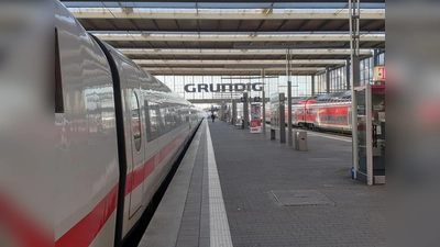 Der Bahnsteig an Gleis 22 und 23 musste vorübergehend gesperrt werden, nachdem ein auffälliger Karton entdeckt wurde und untersucht werden musste. Das führte mehreren Änderungen im Fahrplan. Die Bahnreisenden reagierten gelassen. (Foto: Bundespolizei)