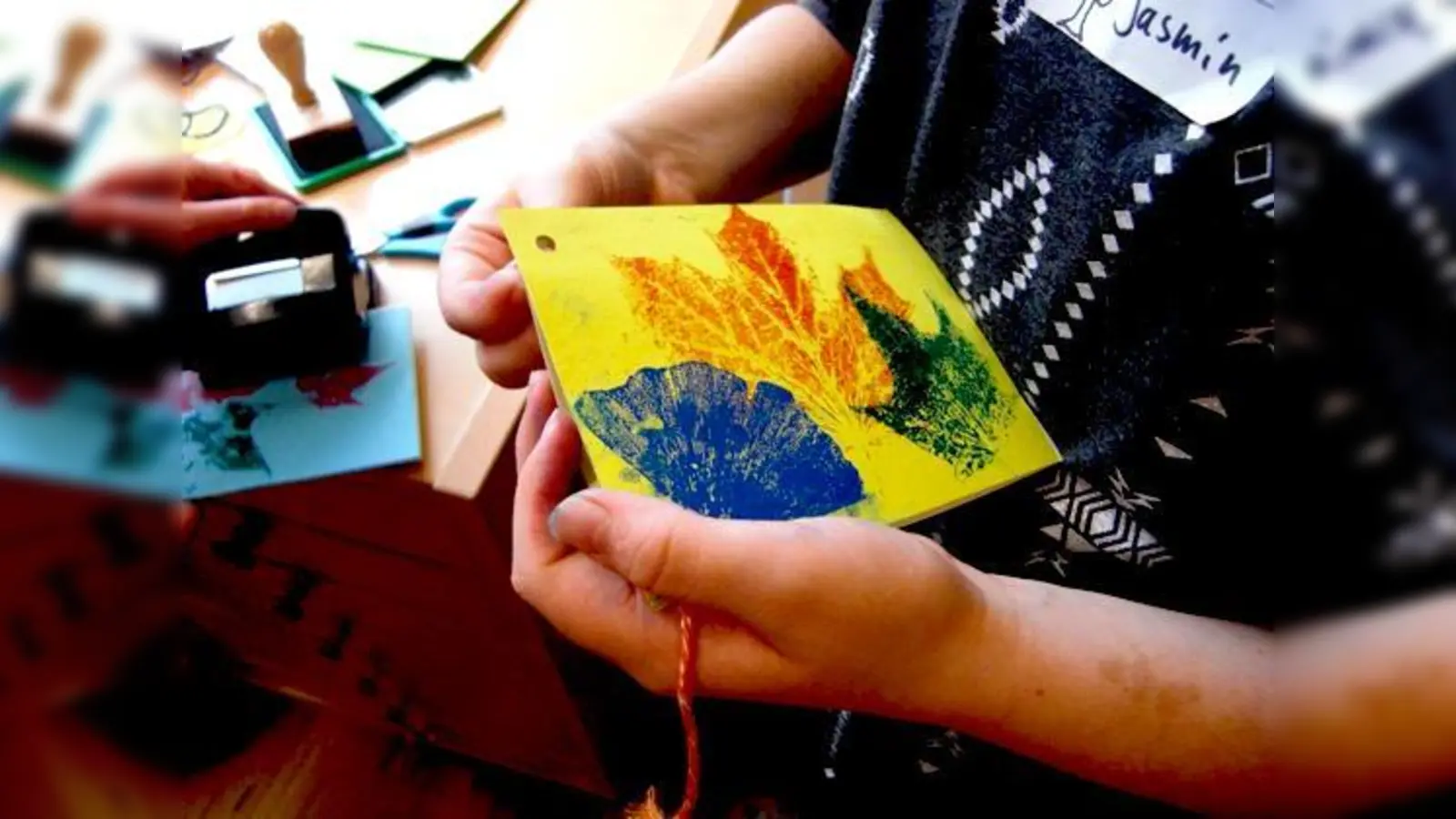 In der Papierwerkstatt wird auch erklärt, warum für Papier Regenwald abgeholzt wird.	 (Foto: MobilSpiel)