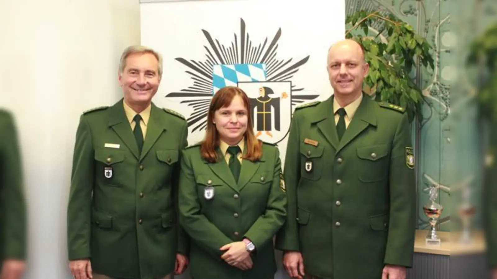 Wachablösung: Die »Neue«, Sabine Lainer, mit Vorgänger Polizeihauptkommissar Roland Helmig (r.) und Günter Süßbrich, Leitender Polizeidirektor des Abschnitts West.  	 (Foto: Jürgen Schütt)