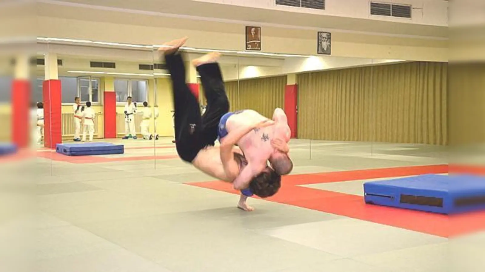 Spektakulär sieht MMA schon aus  es ist aber tatsächlich auch ein Sport für fitnessorientierte Frauen und Männer die sich in Selbstverteidigung üben wollen.	 (Foto: TSV)