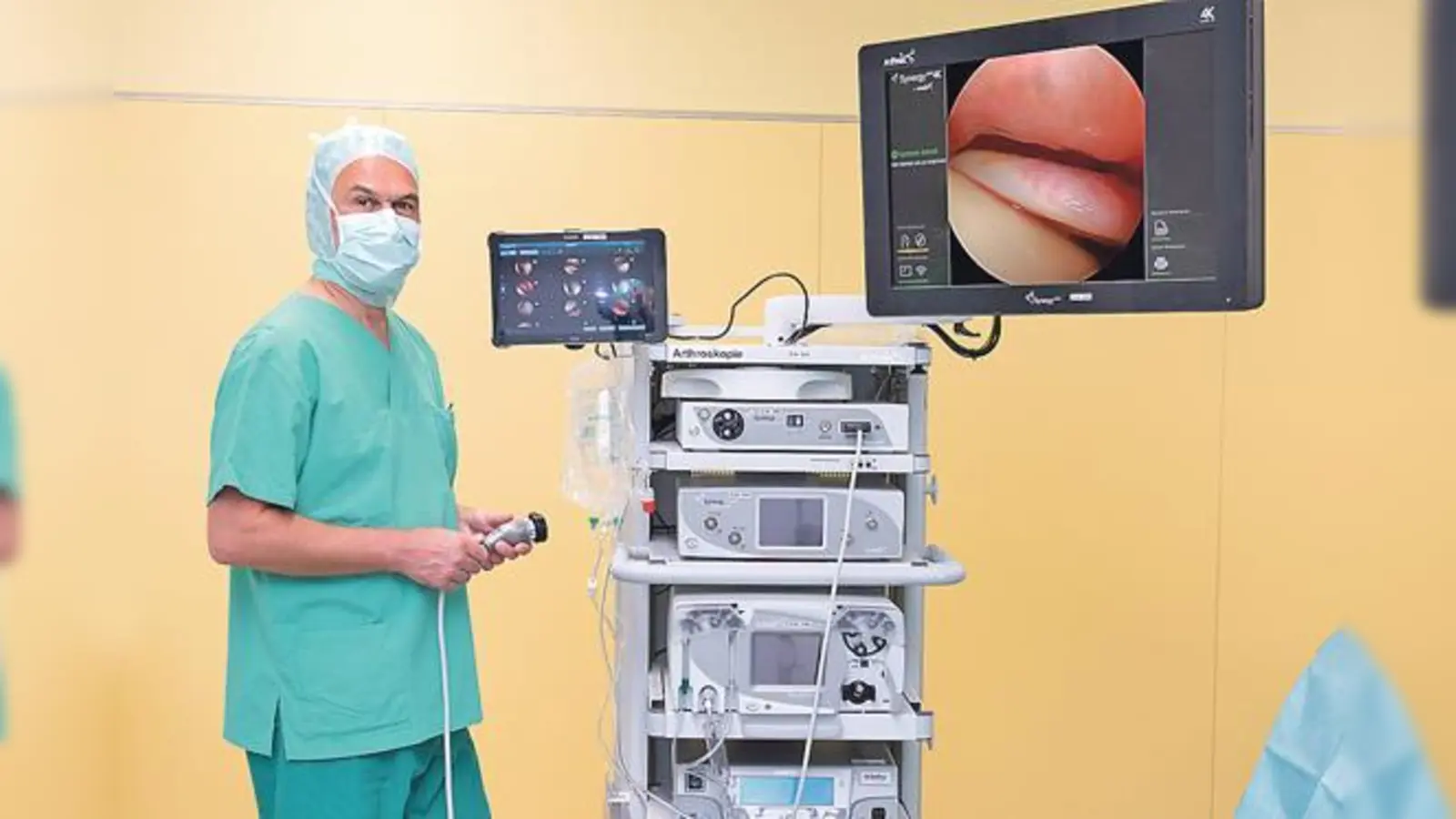 Der neueste Stand der Technik: Chefarzt Dr. Artur Klaiber am neuen 4K-UHD-Endoskopie-System. 	 (Foto: Kreisklinik)