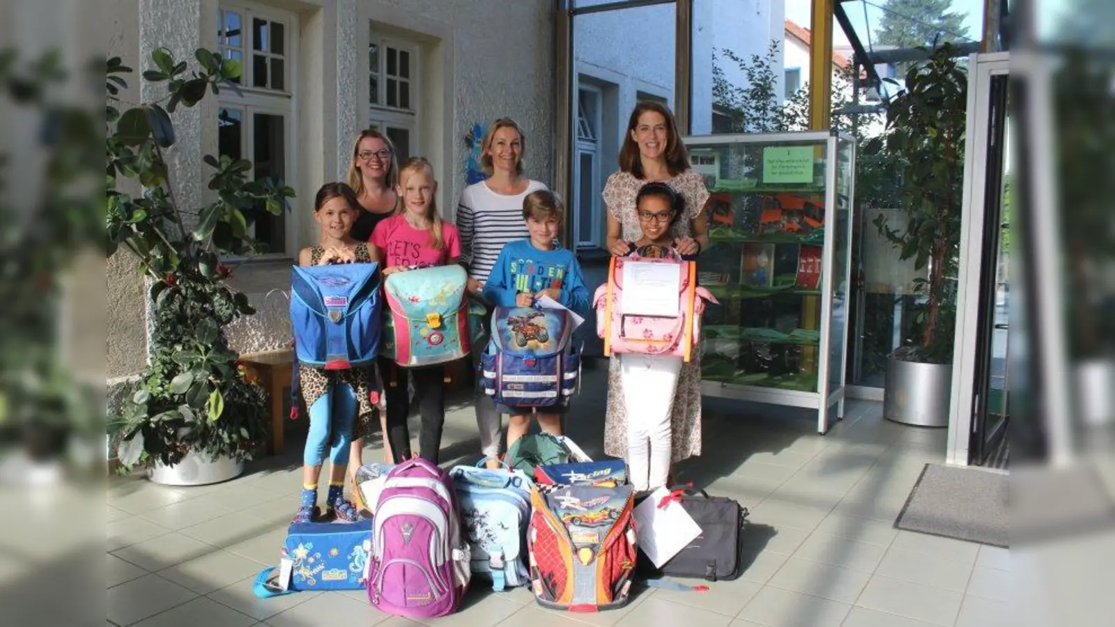 Rucksäcke gepackt: Julia Kranitz (l.), Barbara Barske und Sabine Dohrmann (r.) vom Elternbeirat der Grundschule an der Eversbuschstraße zusammen mit den Schülern Mia (l.), Hannah (2.v.l.), Rufus und Habiba. (Foto: sb)