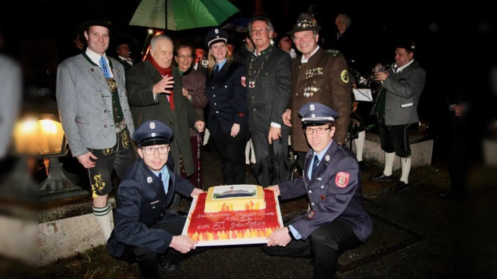 „Das ist mir eine ganz große Freude!” Zum Geburtstag überraschten die Planegger Vereine Jubilar Hubert von Hirsch mit einem Fackelzug. V.l. Joseph Stöckl von D´Almaröslern, der Jubilar Hubert und Ehefrau Christine von Hirsch, Sonja Stolz von der FFW, Bürgermeister Heinrich Hofmann sowie Karl-Heinz Richartz von den Hubertusschützen. Die Torte überreichten Tobias Zeller und zweiter FFW-Kommandant Bernd Budau (v.l.) (Foto: us)