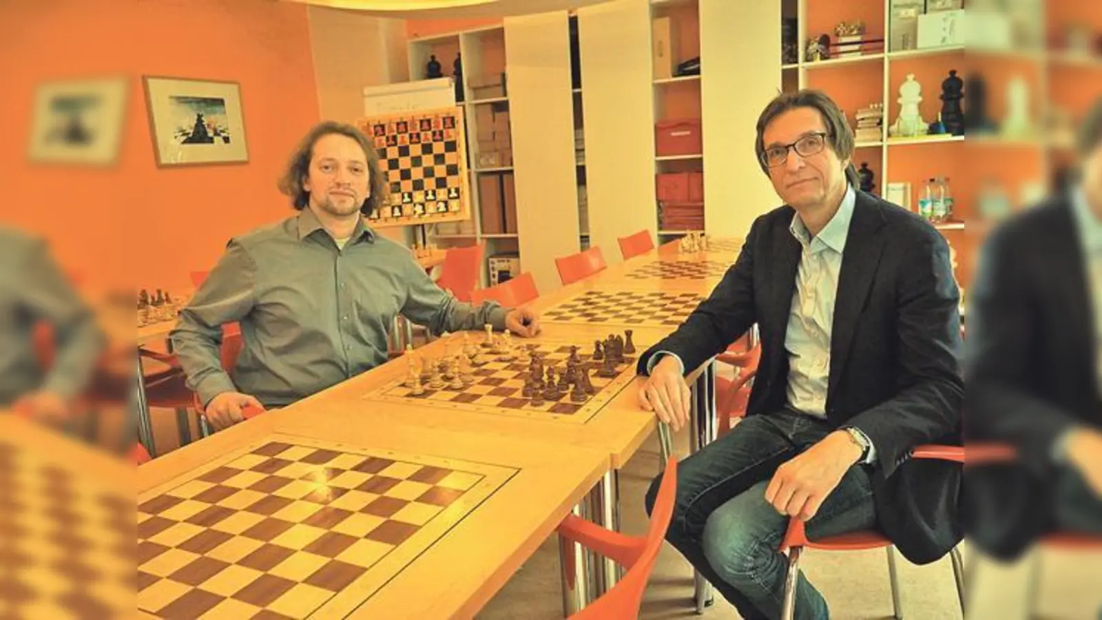 Richard Holzberger veranstaltet beim PSV München e.V. einen dreimonatigen Schachkurs. Hier ist er im Gespräch mit Schachgroßmeister Stefan Kindermann (r.).	 (Foto: Privat)
