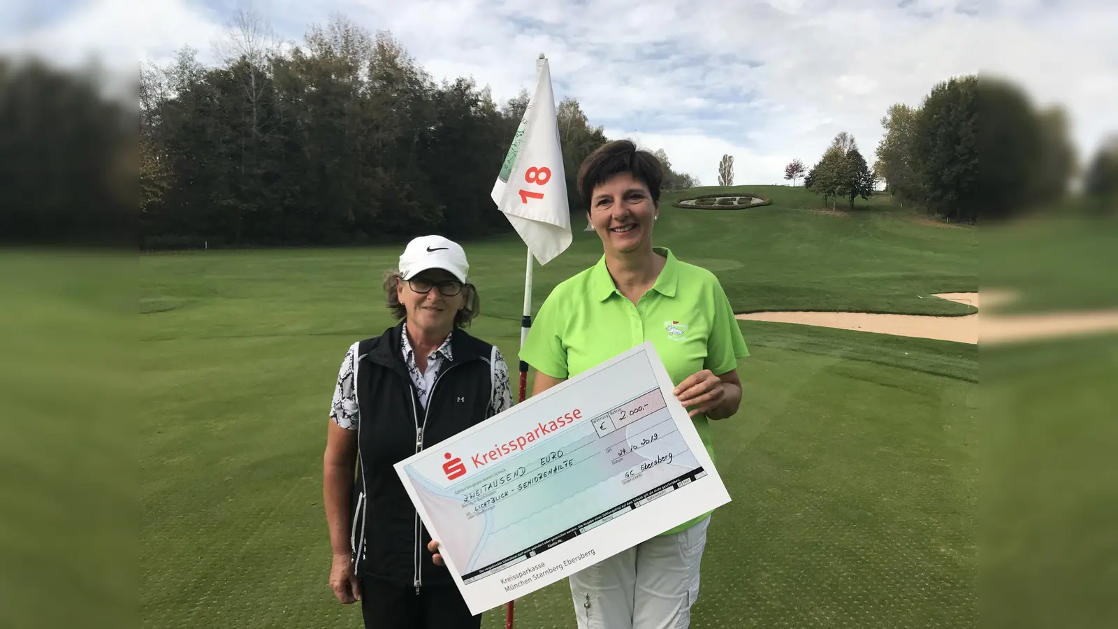 Rosemarie Kloos und Sabine Staudinger (v. li.) mit dem Spendencheck.  (Foto: GC Ebersberg)