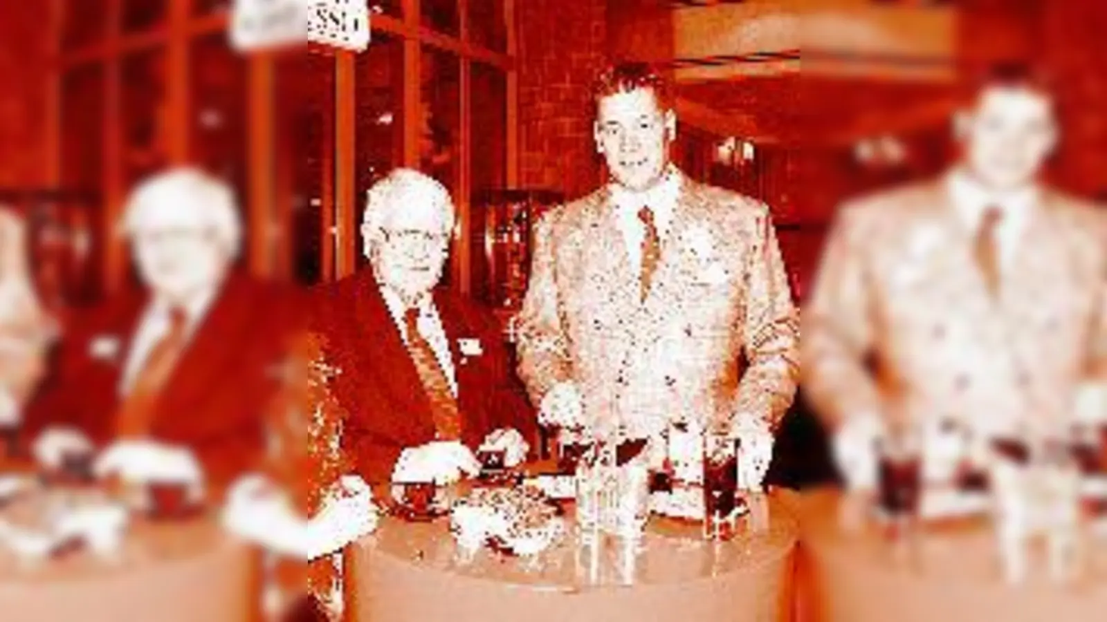 Centermanager Thomas Haeser (rechts) stieß im Rahmen des Neujahrsempfanges im pep mit BA-Vorsitzendem Klaus Bode und dessen Gattin auf ein erfolgreiches Jahr 2003 an.	 (Foto: pep)