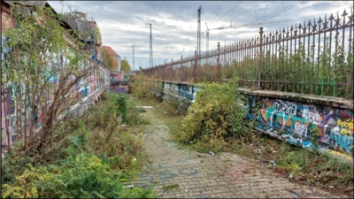 Die Rampe zwischen Bananentunnel und Tumblinger Straße: Hier könnte der Fuß- und Radweg am Viehhof vorbeiführen. (Foto: MOR)