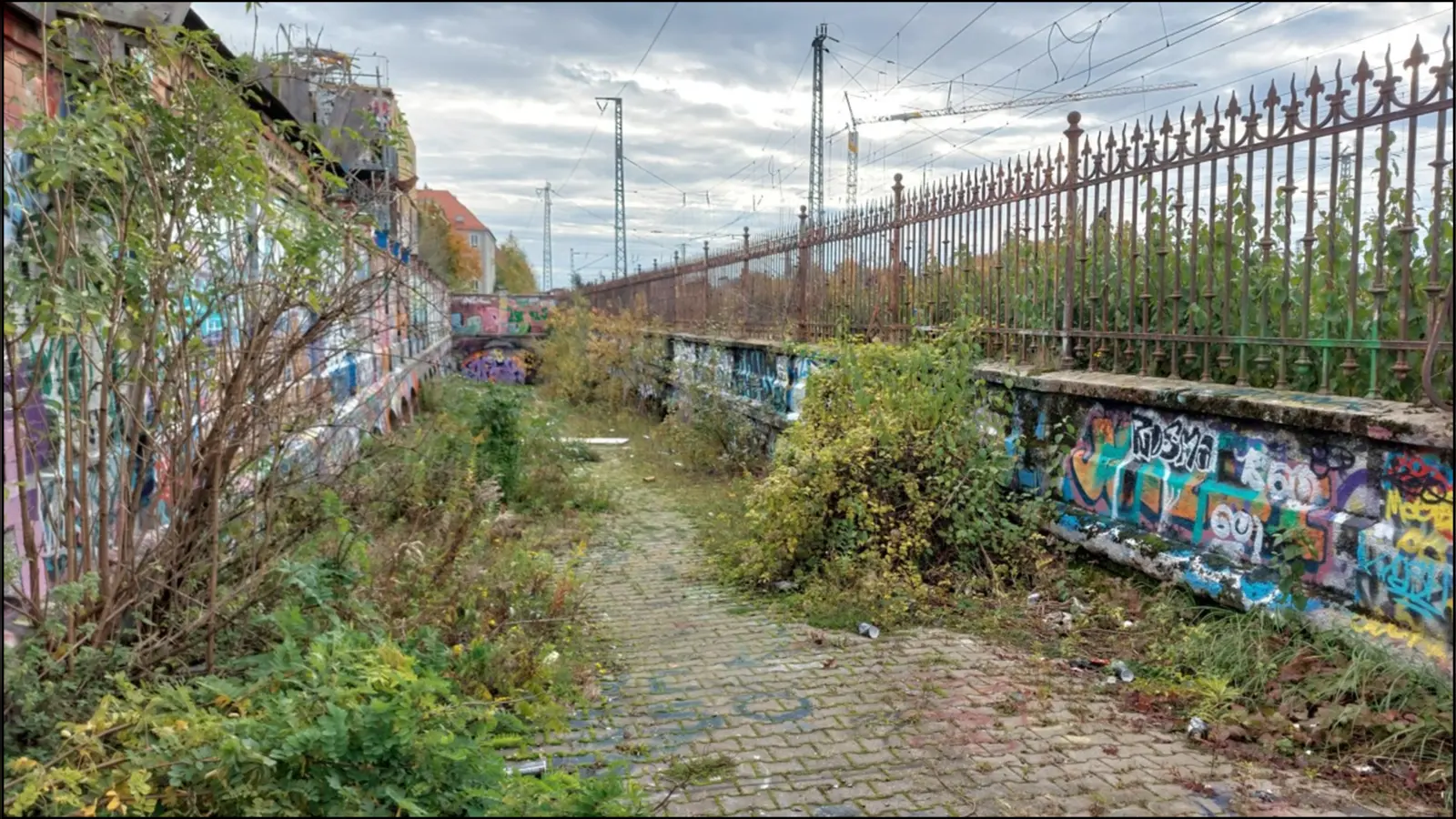 Die Rampe zwischen Bananentunnel und Tumblinger Straße: Hier könnte der Fuß- und Radweg am Viehhof vorbeiführen. (Foto: MOR)
