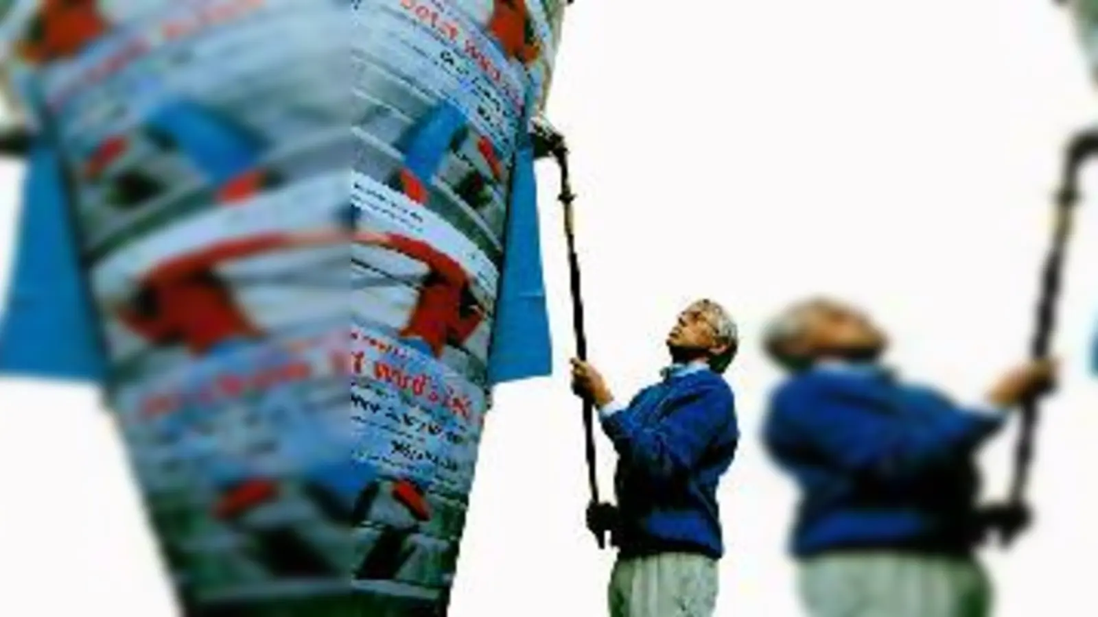 Die Münchner trödeln bei Hartz IV und so greift Sozialreferent Friedrich Graffe selbst zum Plakat um klarzustellen: Ohne Antrag kein Geld!	 (Foto: haf)