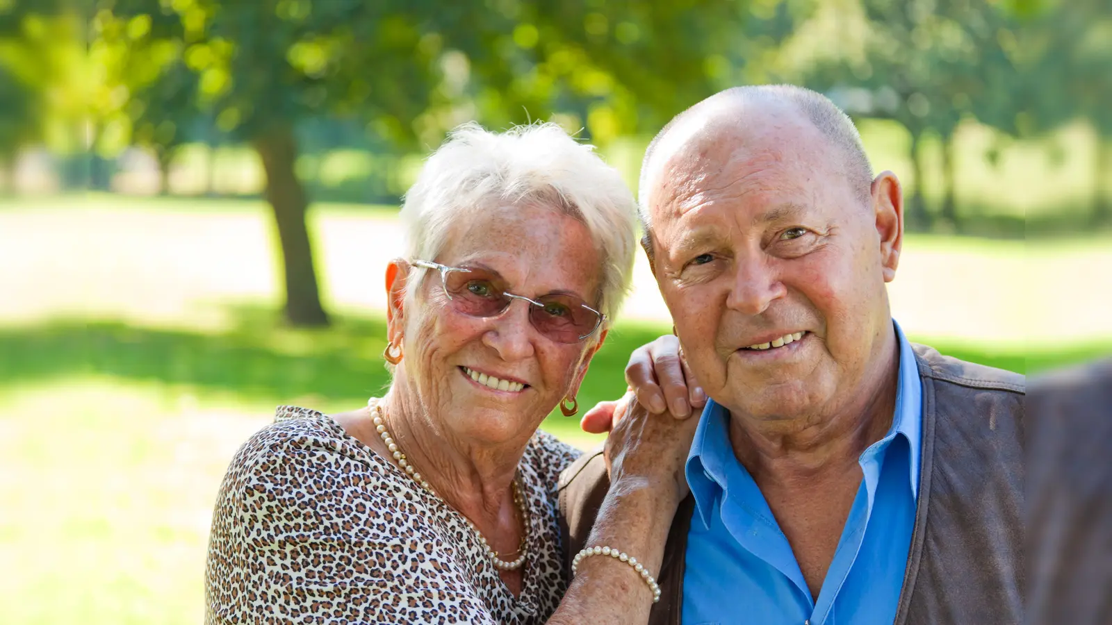 Seniorinnen und Senioren aus Moosach sind eingeladen, sich zu informieren. (Foto: Wodicka/Modell Colourbox.com)