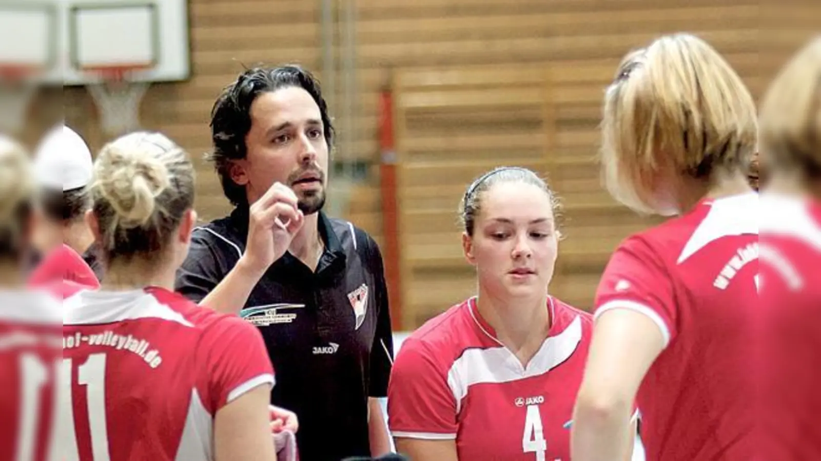 Trainer Benedikt Frank gibt seinen Spielerinnen Tipps für die kommende Spielzeit.	 (Foto: VA)