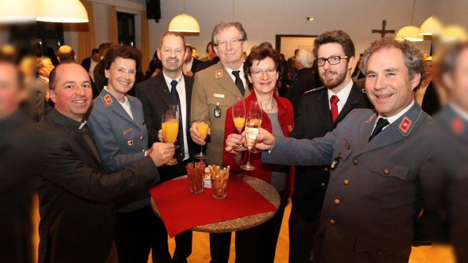 Wünschen sich ein friedliches 2017 (von links): Pfarrer Markus Zurl, Diözesanleiterin Stephanie Freifrau von Freyberg, Malteser Bezirksgeschäftsführer Dieter Wünsche, Wolfgang Baumüller, Dienststellenleiter Ottobrunn Johanniter Unfallhilfe, Ina Weichel, Leiterin Malteser Hospizdienste, Markus Englmeier, Bereitschaftsleiter Bayerisches Rotes Kreuz Planegg-Krailling und Gastgeber Christoph Graf von Brühl, Malteser Landkreisbeauftragter. (Foto: dwu)