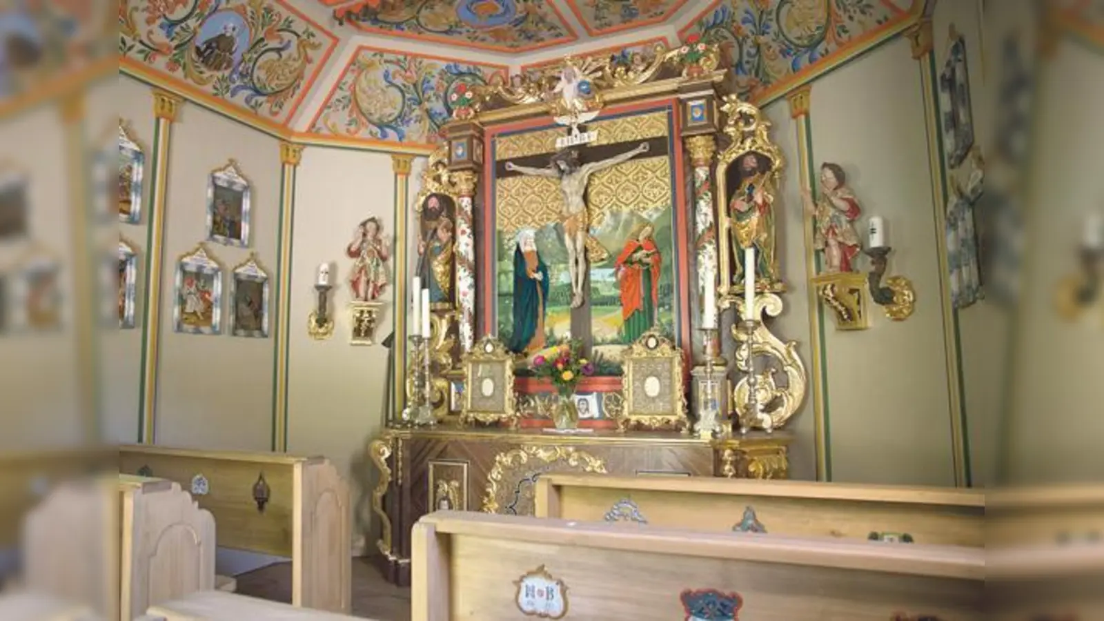 Der Altarraum der Kapelle ist im spätgotischen Stil der Christusfigur nachempfunden.	  (Foto: Markus Wasmeier Museum)