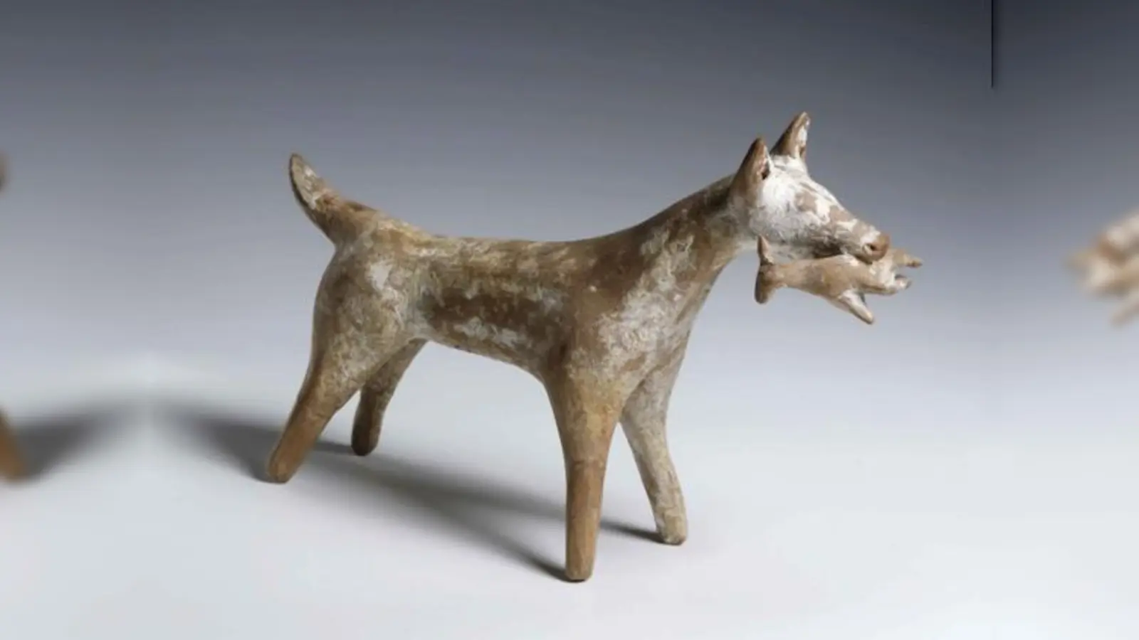 Auch die alten Griechen und Römer liebten Tiere: Hündin mit Welpen, Tonfigur, aus Tanagra, 470 v. Chr.  (Foto: Staatliche Antikensammlungen/Renate Kühling)