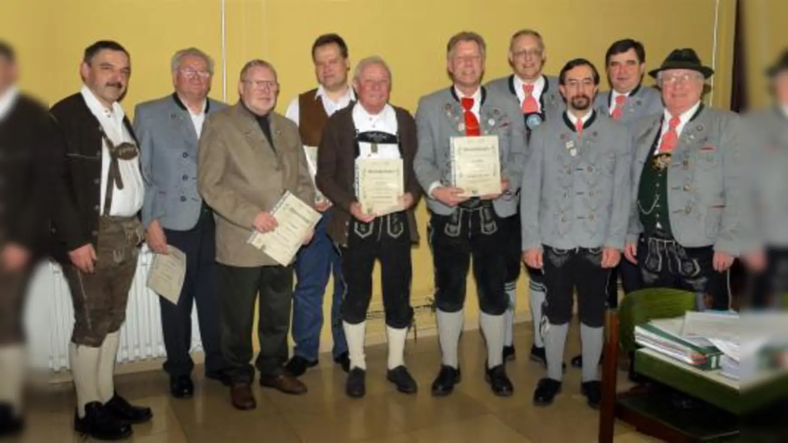 Nach der Ehrung langjähriger Mitglieder: (von links) Walter Pechtl, Konrad Bauer, Horst Kraft, Anton Putz, Richard Riepel, Manfred Rickert sowie die Vorstände Alfred Lehmann, Reinhard Bauer, Dietmar Ressel und Günter Bauer. (Foto: Alfred Lehmann)