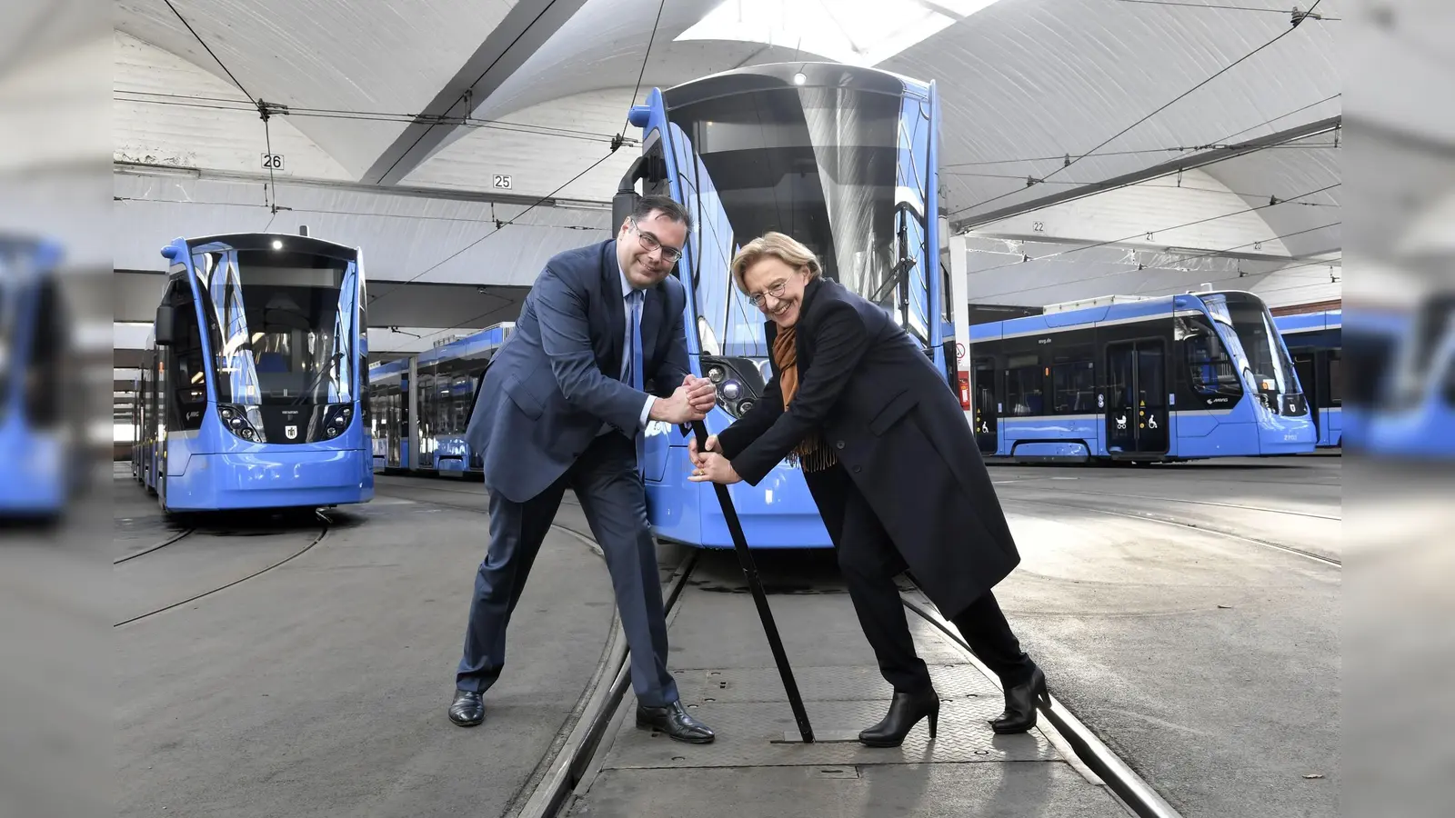 Neue Trambahnen 2019: Regierungspräsidentin Maria Els überreichte im Dezember 2018 die Inbetriebnahme-Genehmigungen für die ersten neun Fahrzeuge an Ingo Wortmann, Vorsitzender der Geschäftsführung der Münchner Verkehrsgesellschaft (MVG). (Foto: MVG)