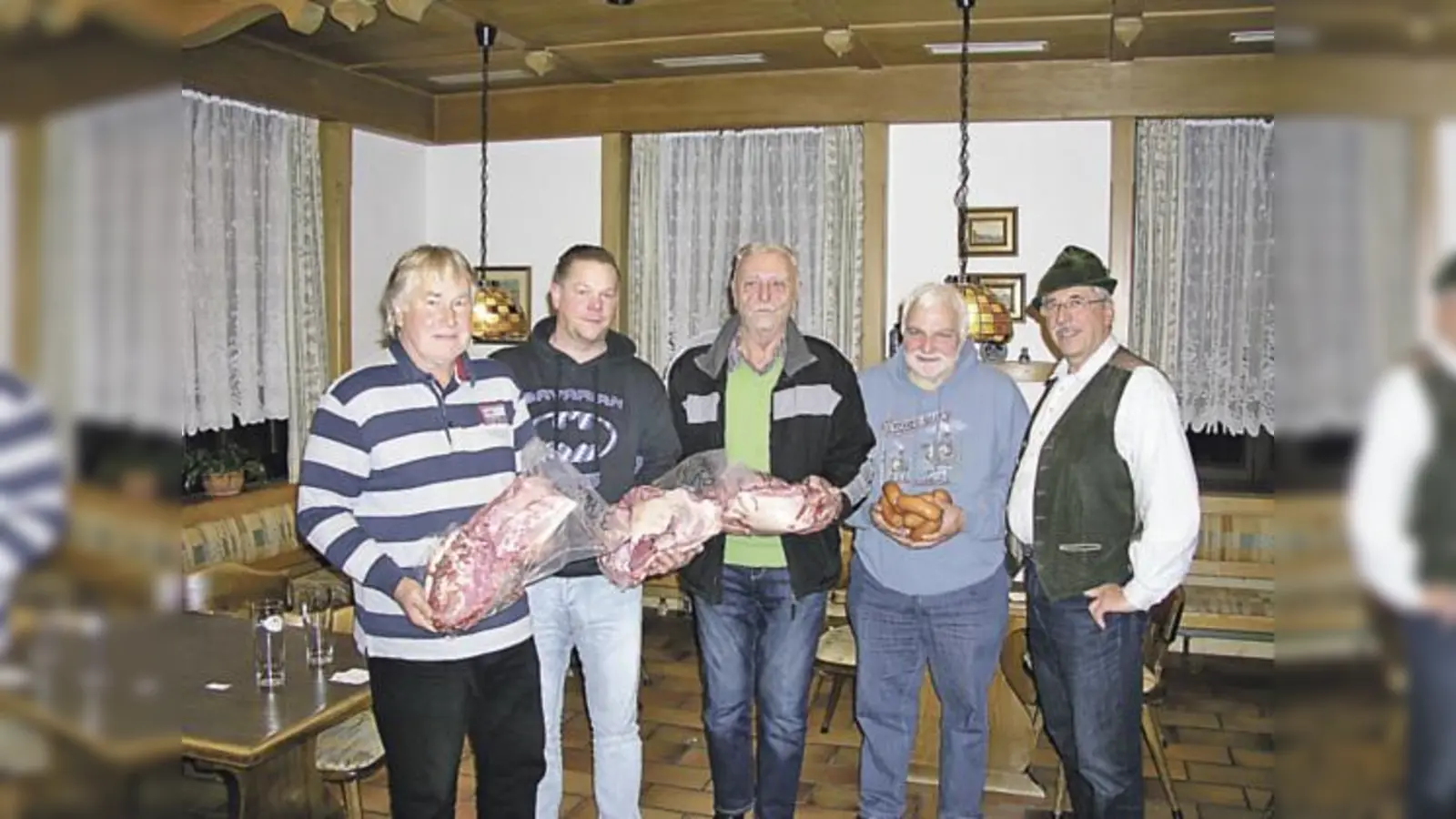 Der Trachtenverein Seetaler präsentiert die glücklichen Gewinner der Schafkopfturniers.	 (Foto: VA)