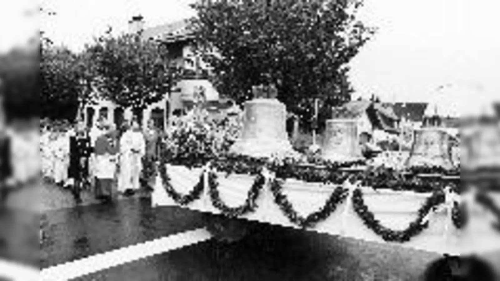 An der Spitze des langen Festzuges: die drei neuen Bronzeglocken.	 (Foto: P. Benthues)