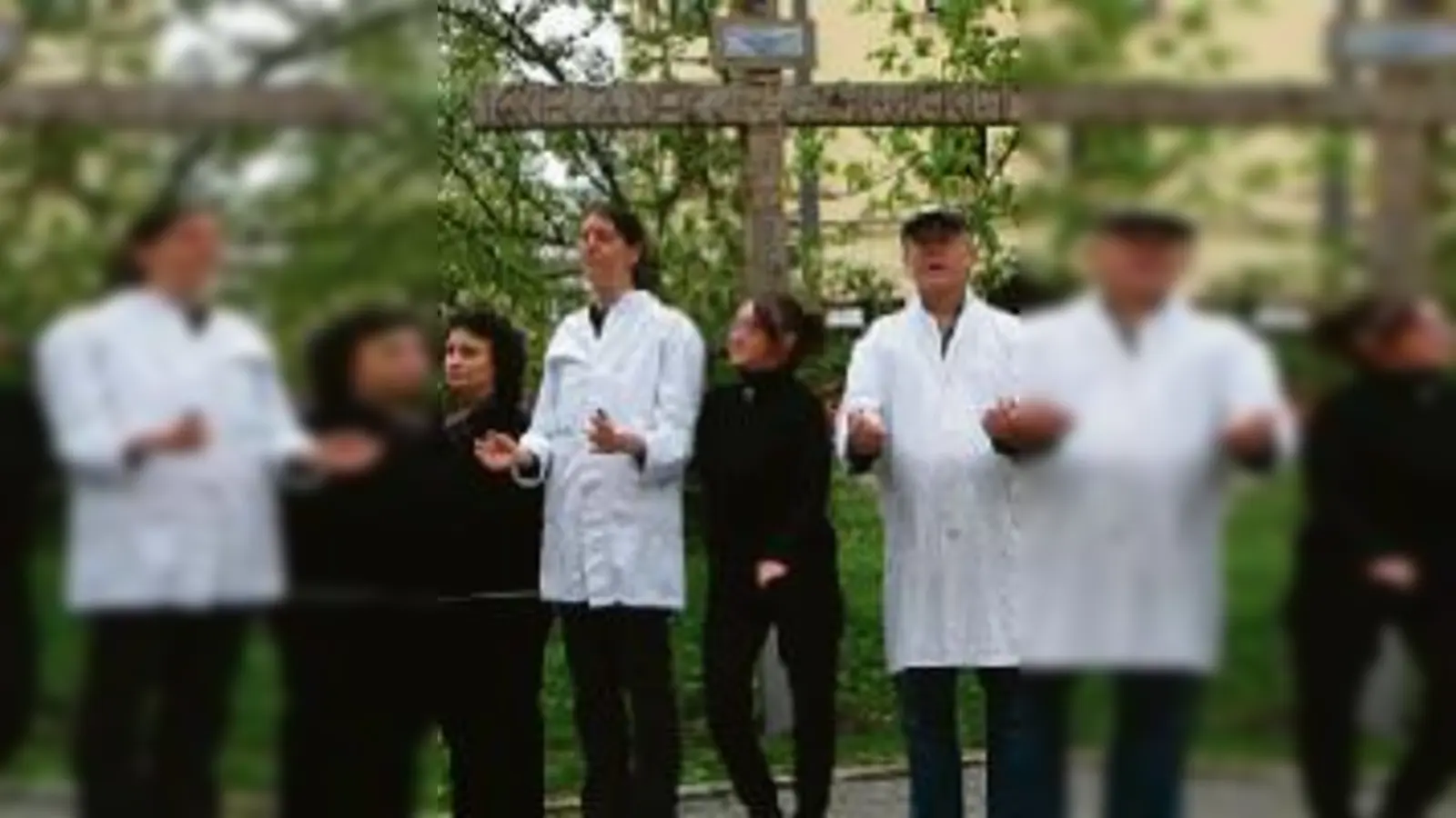 Eine »Arbeitslosen-Impro-Theatergruppe« verabschiedete das Kreuz an der Münchner Freiheit.<br><br>	 (Foto: Privat)