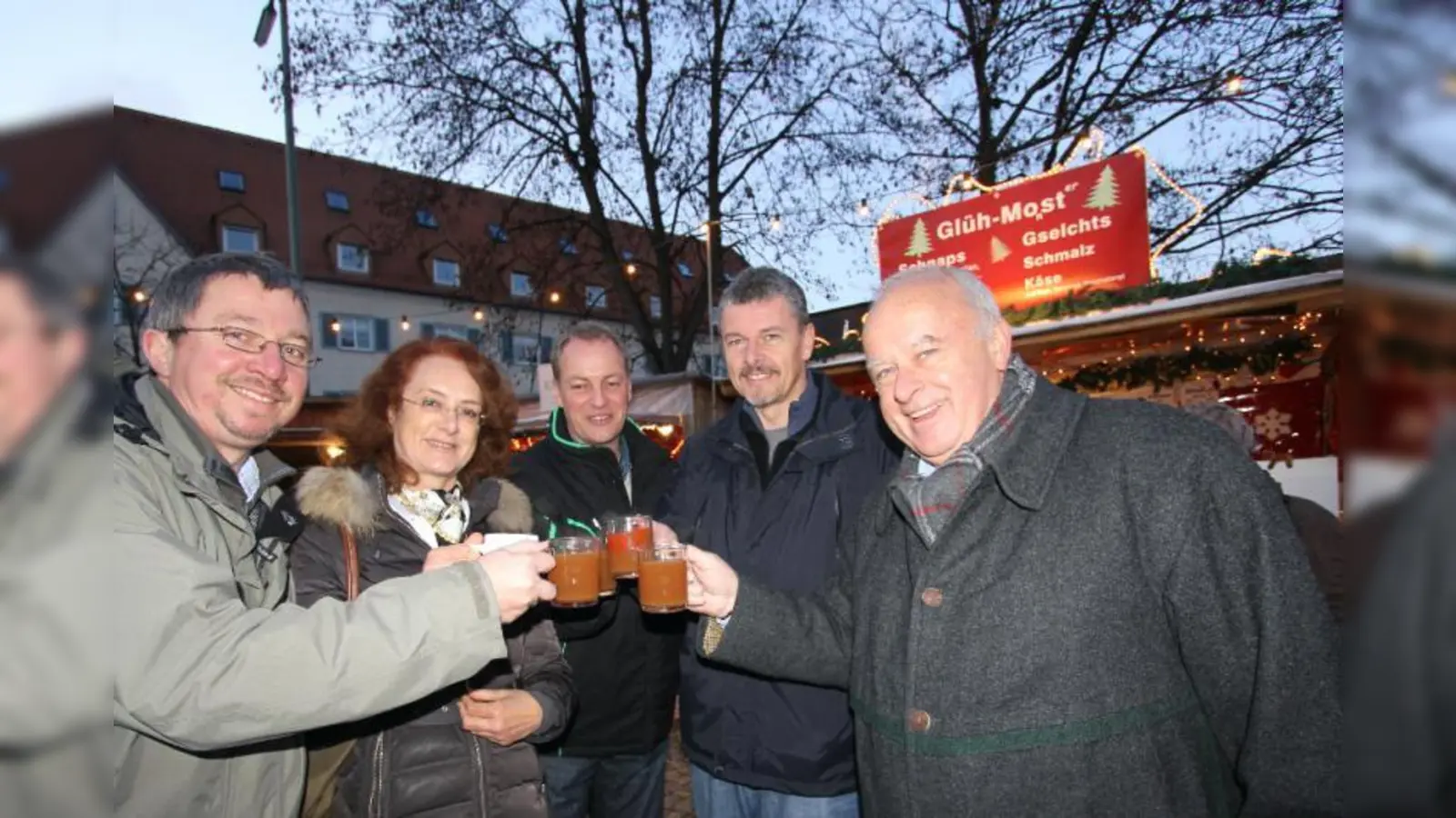 Auf gutes Gelingen! Maria Osterhuber-Völkl und Thomas Schmatz (r.) vom Verein Pasinger Mariensäule e.V. mit BA-Vorsitzenden Christian Müller und den beiden Organisatoren Christian Herkner und Franz Ranzinger (v.l.). (Foto: US)