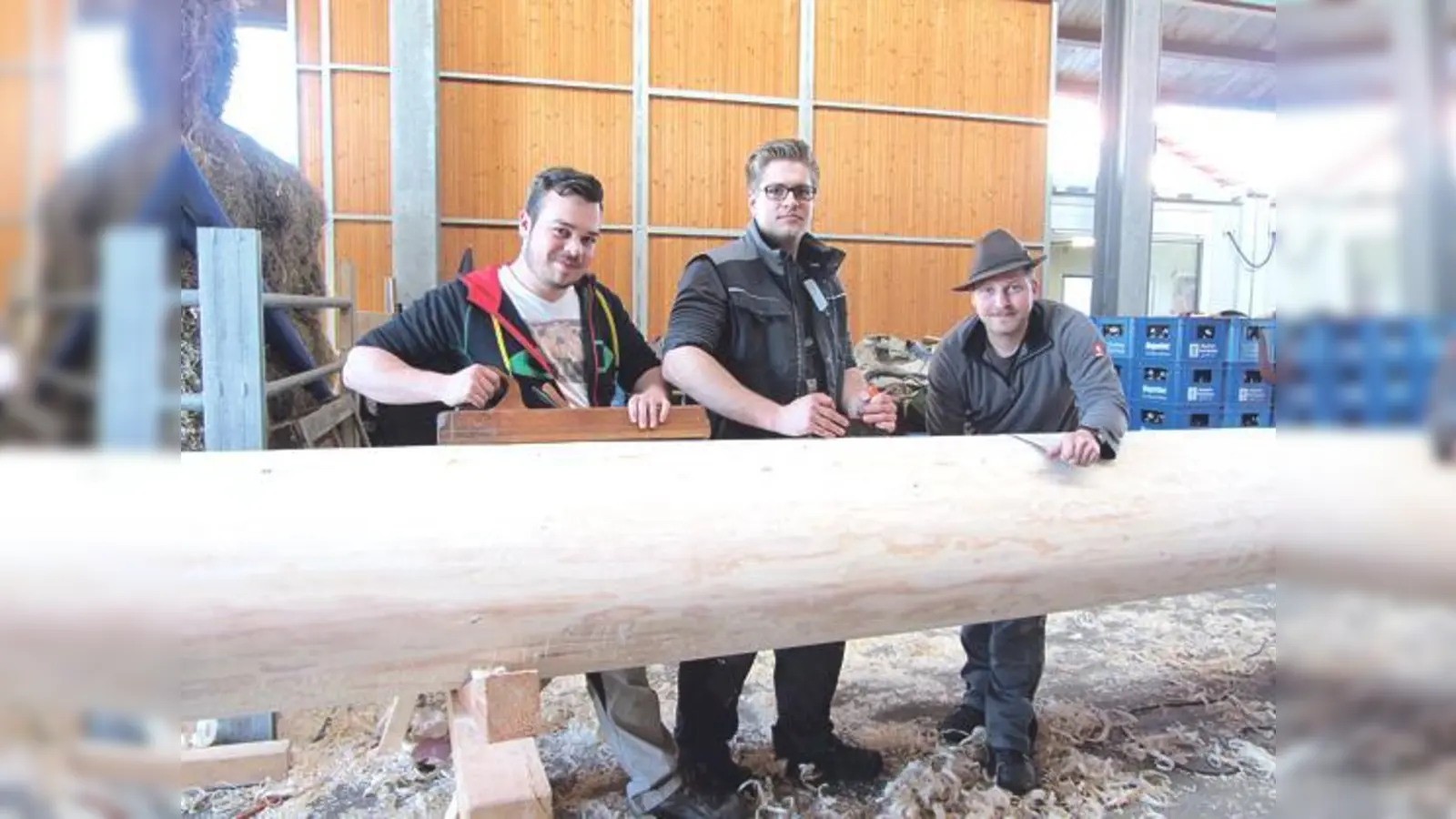 In liebevoller Handarbeit wird der neue Maibaum des Otterfinger Burschenvereins glatt geschliffen. Die Vorstände Ludwig Beilhack, Korbinian Heimerer und Korbinian Rasch (v.r.) packen natürlich auch mit an.	 (Foto: Andrea Pietsch)