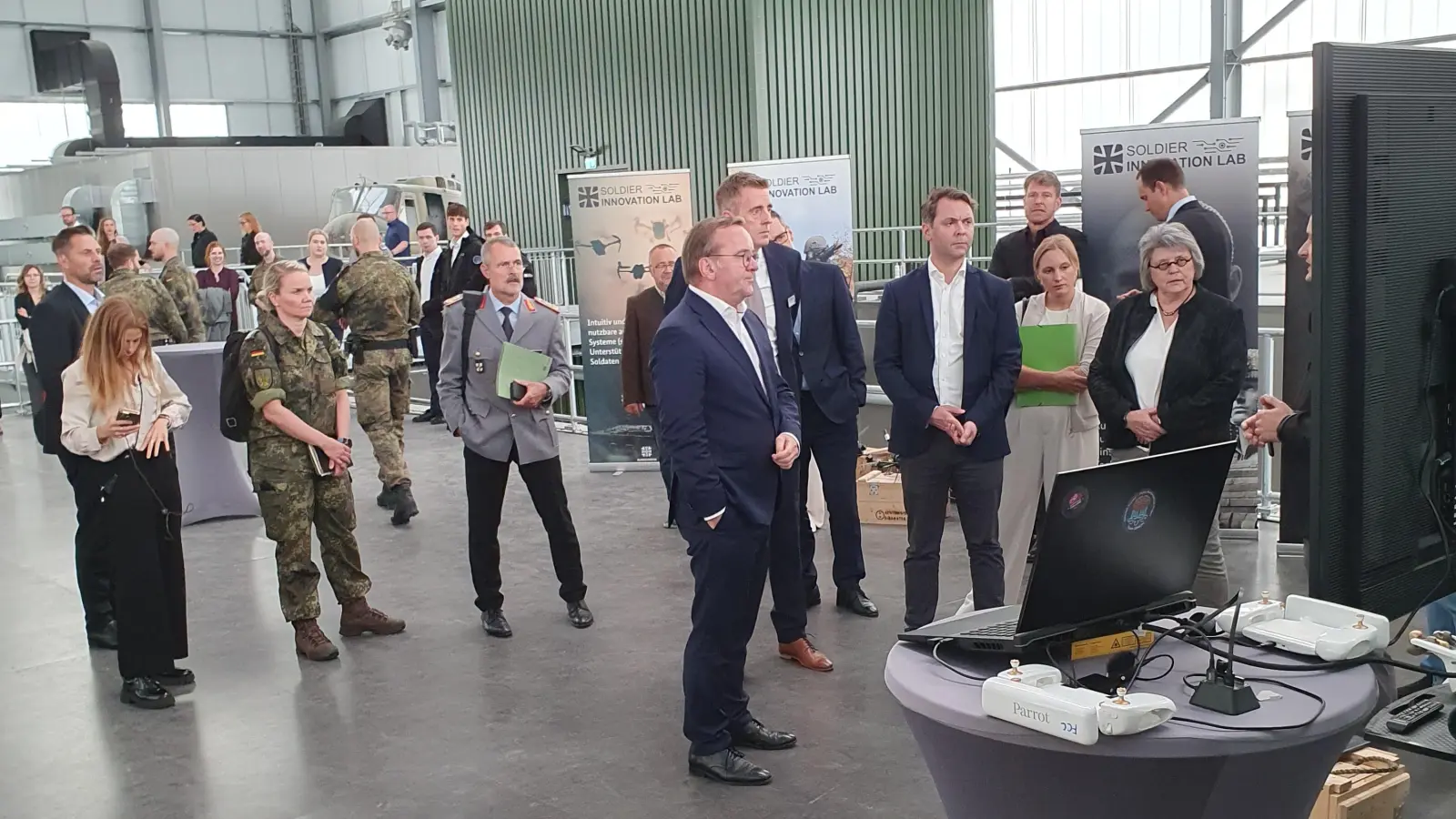 Verteidigungsminister Boris Pistorius und Bundestagsabgeordneter Anreas Lenz bei der Vorstellung neuer Technologien in Erding. (Foto: jhö)