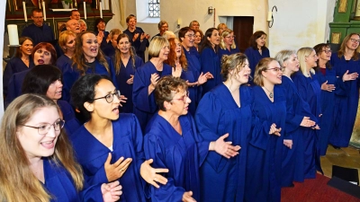 Die freysing larks rockten unter der Leitung von Adela Casañas ihr Publikum mit Gospels voller Dynamik, Empathie und Performance. (Foto: R. Lex)