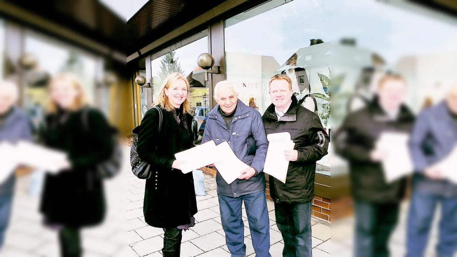 Michael Nord mit dem langjährigen Bezirksausschussmitglied Herrn Franz Reznik, beide CSU, beim Abholen von Unterschriftenlisten vor dem Laden von Frau Schade in der Ostpreussenstraße.	 (Foto: CSU)