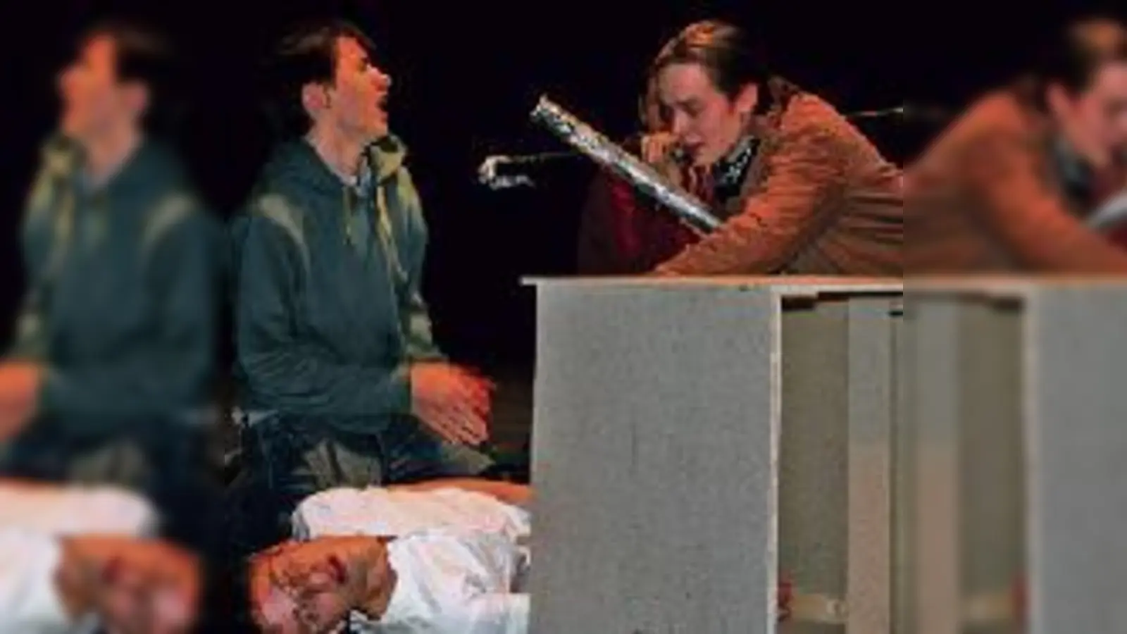 Leidende Gesichter und erste Tote im Schützengraben: Die 12. Klasse der Rudolf-Steiner-Schule probt die Szene »Gegeneinander kämpfen« von Monty Pythons Komödie »Der Sinn des Lebens« mit vollem  (Einsatz.Foto: ks)