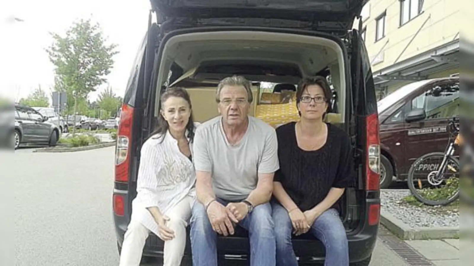 Freuen sich über die Spende: Jürgen und Katharina Wollmann (v.l.). Renate Holland übergab im Namen von Speedfitness 350 Kilo Hundefutter an die Tiertafel von Ottobrunn.	 (Foto: VA)