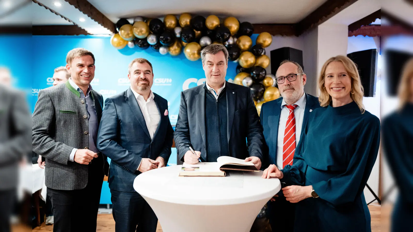 Freuten sich über den prominenten Gastredner, Ministerpräsident Markus Söder (Bildmitte): MdL Maximilian Böltl, MdB Florian Hahn (v.l.), Bürgermeister Dr. Stefan Straßmair und CSU-Vorsitzende Silke Trauner.  (Foto: Steffen Böttcher)